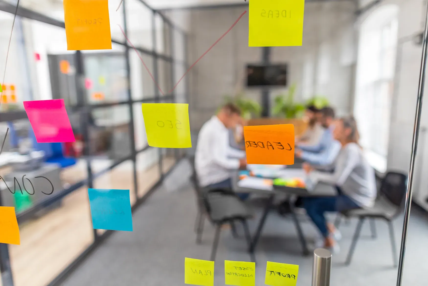 WP Agency team brainstormt met post-its op een glazen wand